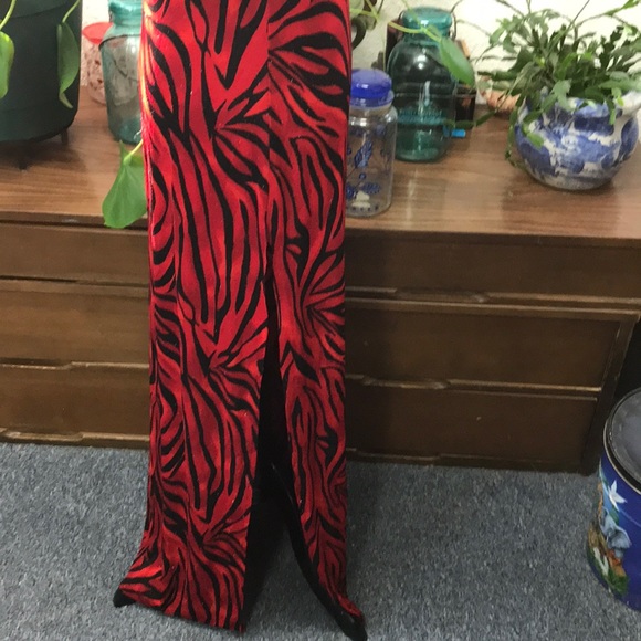 Long red/black skirt with long slits up the side - Picture 3 of 6